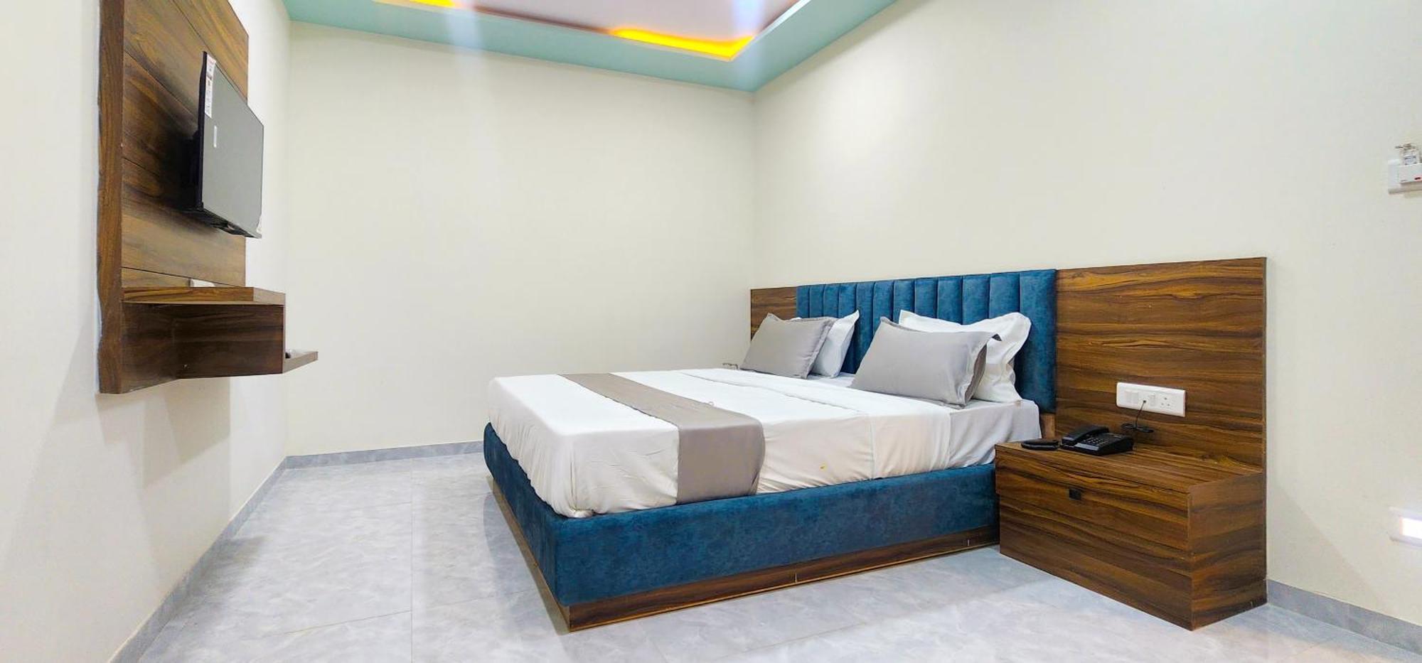 Hotel Nova Blue Ahmedabad Exterior photo