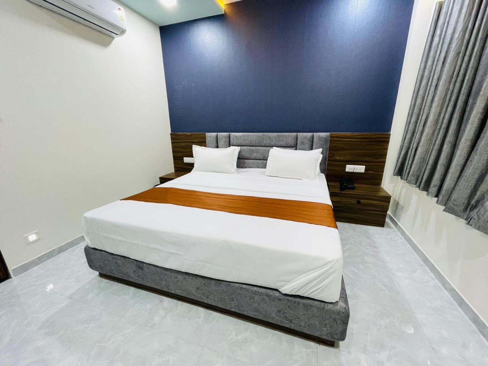 Hotel Nova Blue Ahmedabad Exterior photo