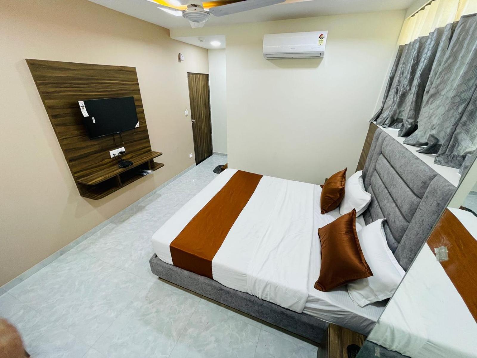 Hotel Nova Blue Ahmedabad Exterior photo