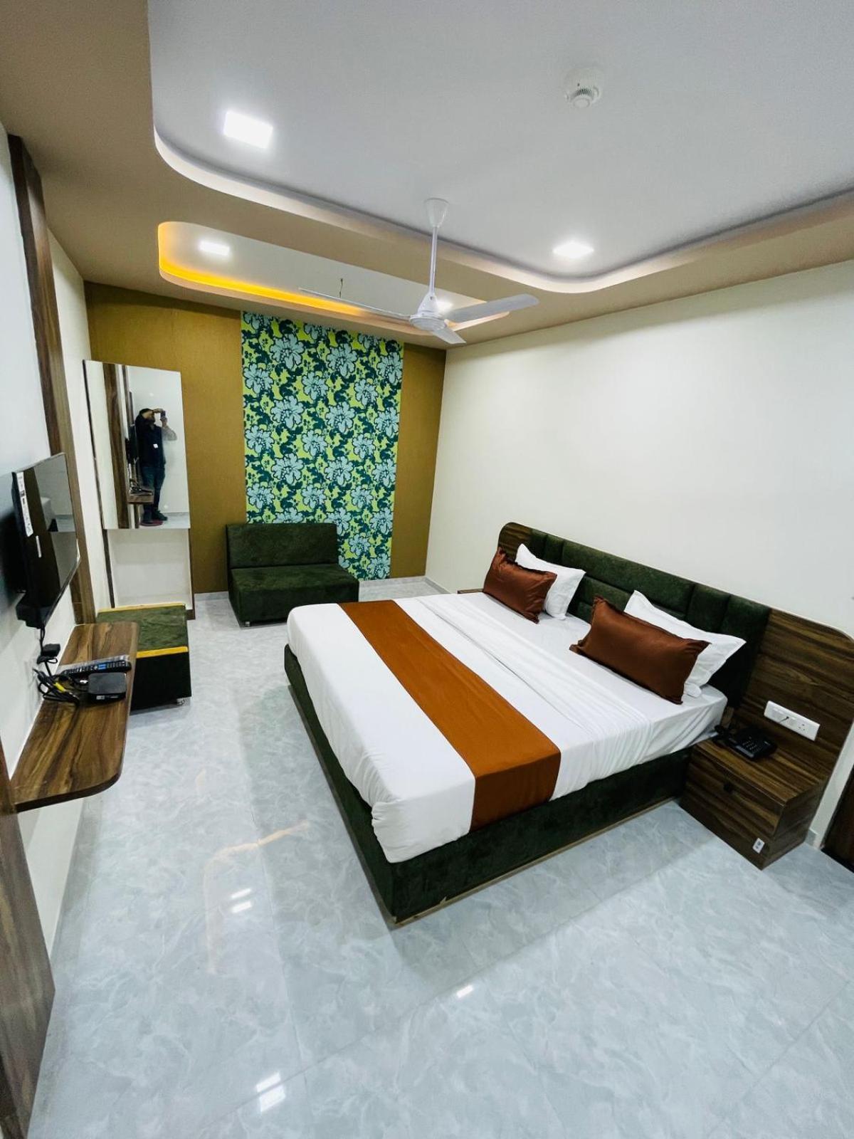 Hotel Nova Blue Ahmedabad Exterior photo