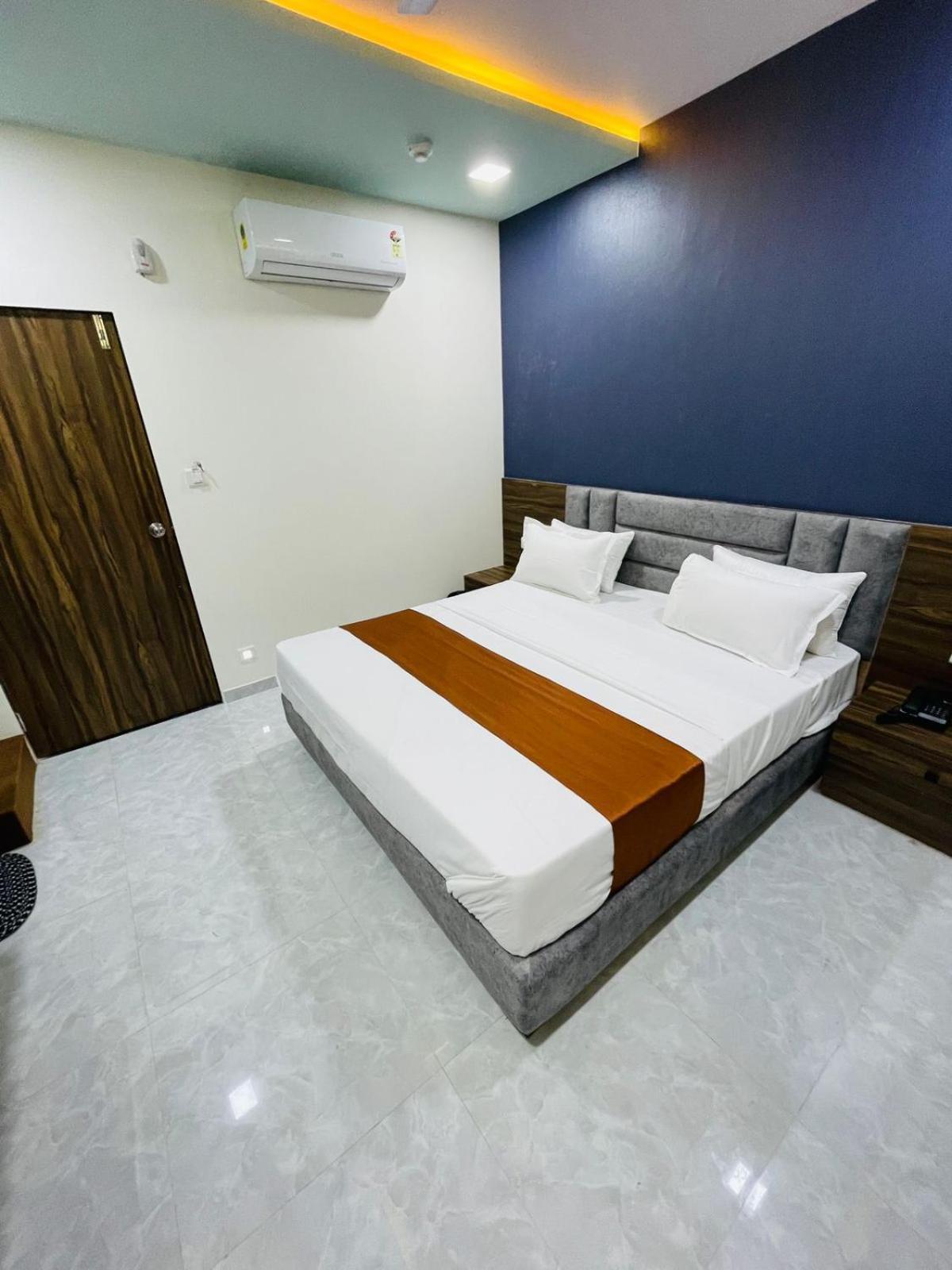 Hotel Nova Blue Ahmedabad Exterior photo