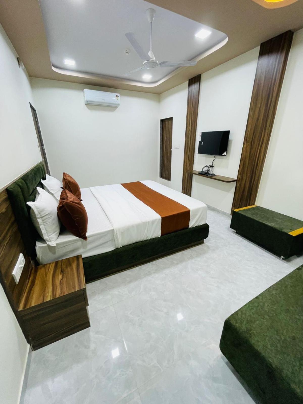 Hotel Nova Blue Ahmedabad Exterior photo